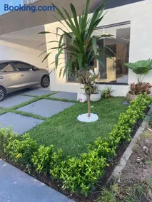 Casa luxuosa com piscina e 4 suítes - Image 1