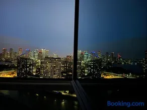 Penthouse with O2 Arena View, Free Parking & Portable AC - Image 4