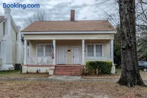 Moments to Chattahoochee-Cottage - Walk-To-Dining - Image 3