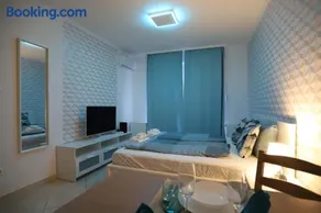 Airport Luxury Apartment with Balcony + Free parking - Image 2
