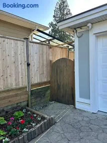 Spacious 2 Bedroom Suite in Burnaby Free Parking, Full Kitchen, Near Transit - Image 2