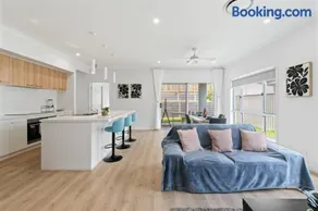 Modern House with Patio and Family Comfort) - Image 1