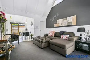 Creek Cottage Bed and Breakfast Traralgon - Image 2