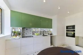 Big 4 Bed House, Close to Gatwick (15 mins) - Image 4
