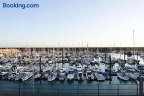 Stunning modern space with harbour views & free parking - Image 2