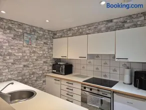 2 bed GF Docklands Apartment - Free Parking for 1 car - Image 2
