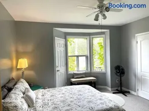 Superb Spacious Loft Old Toronto near Distillery District - Image 2