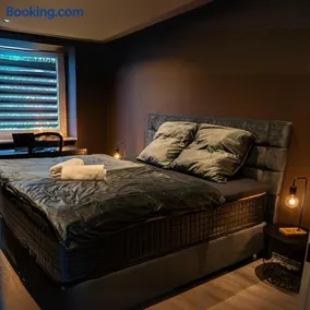 Modern Black Studio Apartment 4 mit Balkon - Image 1