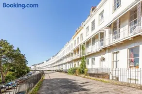 Elegant Period Clifton Balcony Apt - Simplycheckin - Image 5