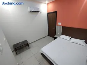 Hiramani Hotel - Image 1
