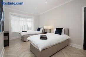 3BR Home Sleeps 6 Near Airport with Parking - Image 3