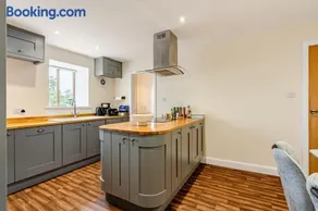 Spacious 3BR House in Blackburn, Garden, Free WiFi & 4-Car Parking - Image 4