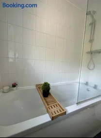 Comfy 1 BR Apartment - Sleeps 2 with Free Parking! - Image 3