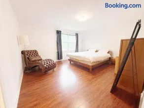 Quiet Queen Bedroom near Steeles Bayview - Image 3