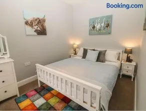 Sunshine Cottage Tideswell, Games room included. - Image 3