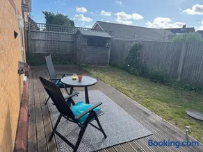 Detached, dog friendly, sleeps 4, near the station - Image 4