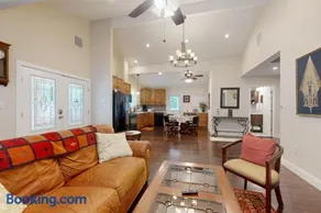 Charming East Austin 1br 1 Bedroom Home - Image 2