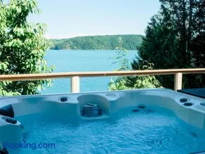 Modern retreat w/ stunning views & hot tub - Image 2