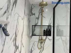 Boutique Cottage with Walk-in Rain Shower & Parking - Image 1