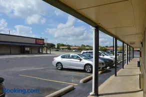 Delux Inn Tulsa - Image 4