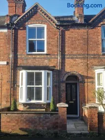Lovely cosy home on edge of beautiful park, with a short walk to Warwick Castle, and close to Warwick Town cafes, bars and restaurants - Image 2