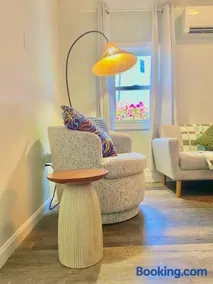 2-bed rm house on the lake - Image 3