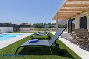 Elegant House with Private Pool - Image 5