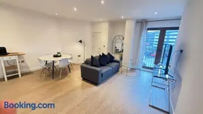 Extra large spacious 1 Bedroom private apartment, Nr St Albans City Station, Business, contractor, Parking, WiFi - Image 2