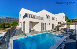 Beautiful Home In Rovanjska - Image 2