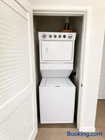 Premium 1BR Near Irvine - Prime Location - Image 3