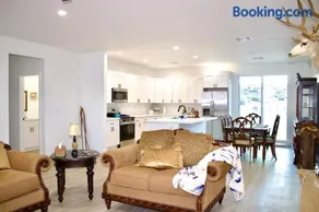 New SW Inspired Home, 9 Guests, Tesla Ready, Pet Friendly - Image 1