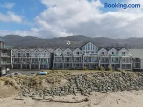Rockaway beach vibes,Waterfront Oceanfront Rockaway Beach House near Downtown,WIFI, Washer Dryer - Image 3