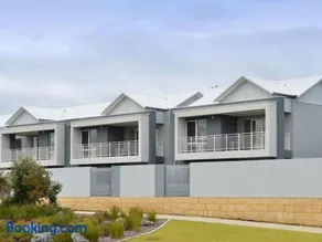 Modern Luxury 1 Bedroom Apartment - Walk to the shops! Free Wifi - Image 2