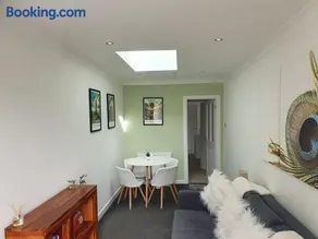 THE ELFIN- Lovely 1 Bedroom - Free Parking - Image 2