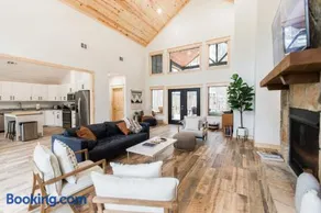 Brand New! Love On The Weekend! 3 Bdrm, 3 and a half Bth, Hot Tub, 2 Fireplaces - Image 1
