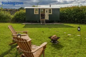 Hill Top Hideaway Shepherds Hut with Hot Tub - Image 5