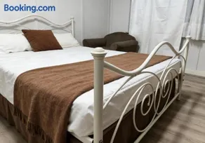 Central Burwood quiet share stay - Image 3