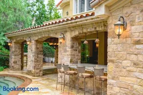Luxury Villa w Pool Garden & Outdoor Lounge - Image 5