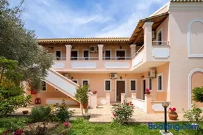 Nikos Pool House & Apartments - Image 5