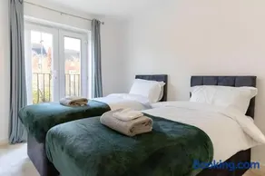 Warrington Contractor Retreat - Pool Table, Large Garden & Parking - Image 3