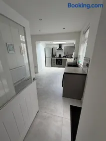 Your South Wales adventure base - Sleeps 7 - Image 2