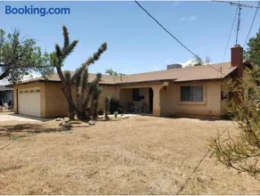 Quaint Vintage Ranch Style 4BedRoom 2Bath Sleeps 10 - Image 2
