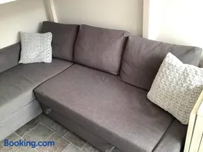 Cosy compact living best for 1-2 adults - Image 4