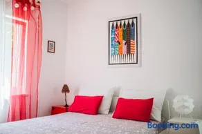 Violet Red Yellow Apartments - Image 2