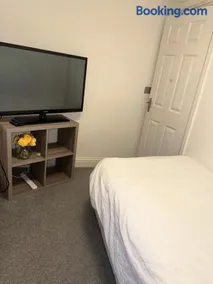 Single Room In A Cosy House In Pitsea - Image 4