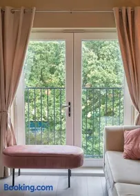 Luxury 2 Bedroom Wokingham Apartment, En Suite, Free WiFi, On Site Parking, Guests 4 - Image 3