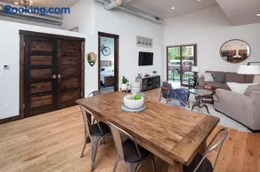 BEST Location, Large & Modern, Glacier Avails! - Image 1