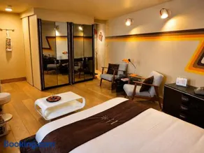 Chez Claude - Retro Chic Suite - Image 3