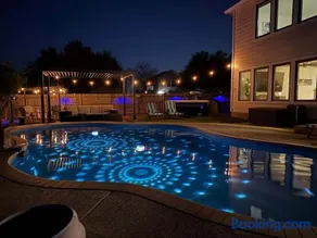 Georgian 5BR Retreat Heat Chilled Pool + Hot Tub - Image 1