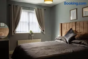 Getaway Accommodation with Pool Table and Jacuzzi! - Image 3
